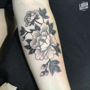 tatuaje_brazo_flores_willian_spindola_logiabarcelona 